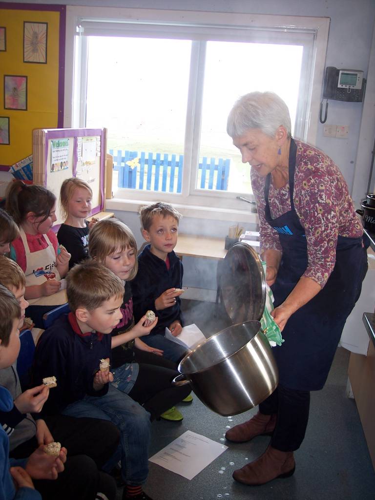 Cunningsburgh School’s primary three and four pupils were treated to a seafood class delivered by author and chair of Shetland Food and Drink, Marian Armitage on Thursday 5 October.